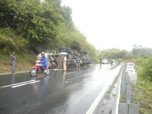 Điện Biên Lật xe bồn trên Quốc lộ 279, ba người may mắn thoát chết